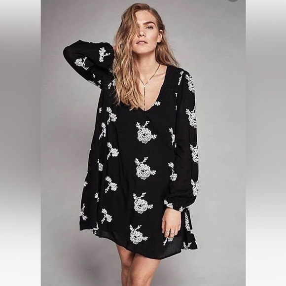 Free People Austin embroidered mini. Medium. Excellent used condition. - Picture 2 of 10